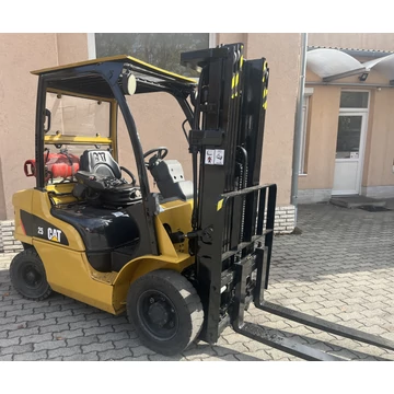 CATERPILLAR GP25N 2.5 tonna teherbírású gázos homlokvillás targonca